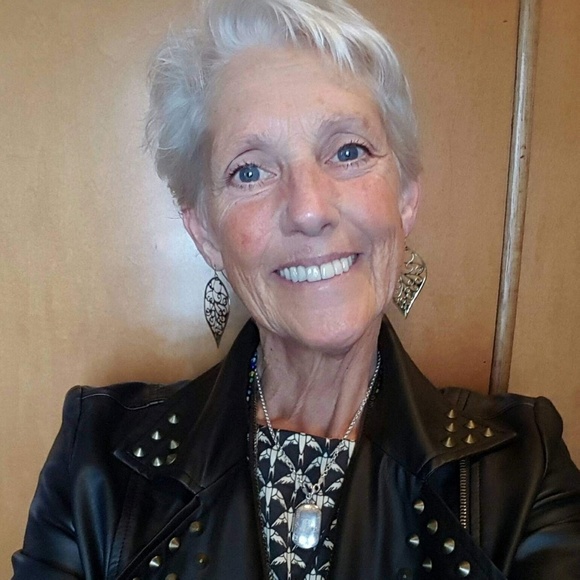 Meet your Posher, Laurie Lee - Picture 1 of 1